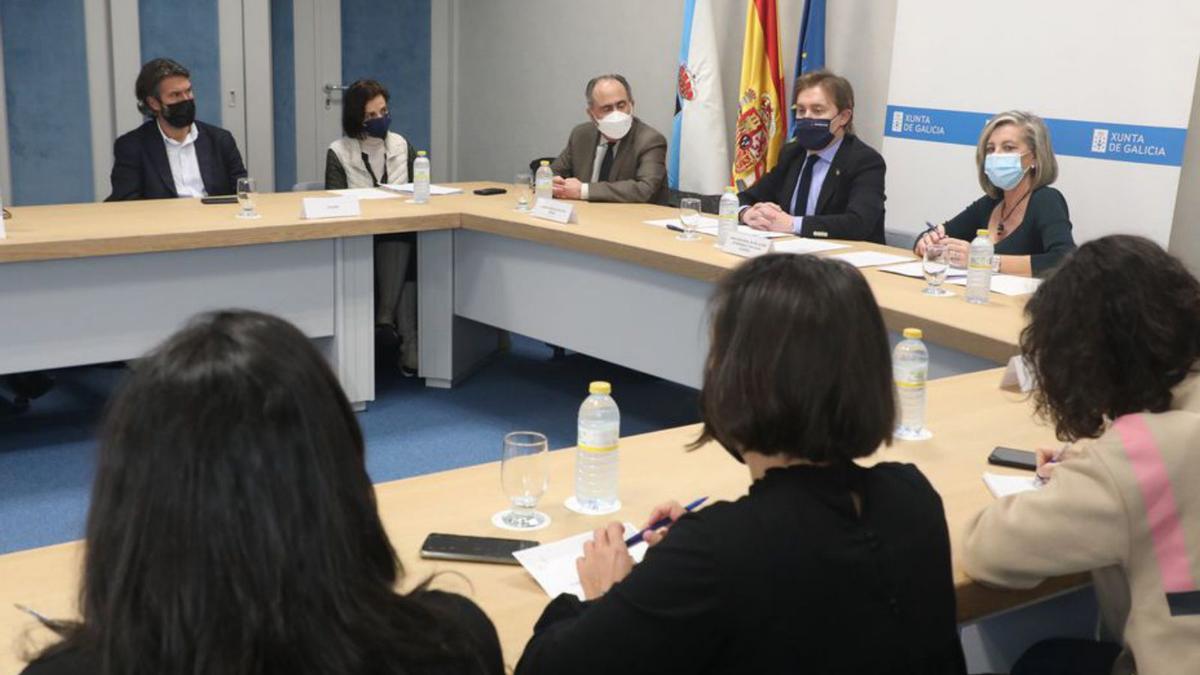 El director xeral de Relacións Exteriores, Jesús Gamallo, reunido con representantes de la Fegamp y ONG, ayer, en Santiago.   | // XOÁN ÁLVAREZ
