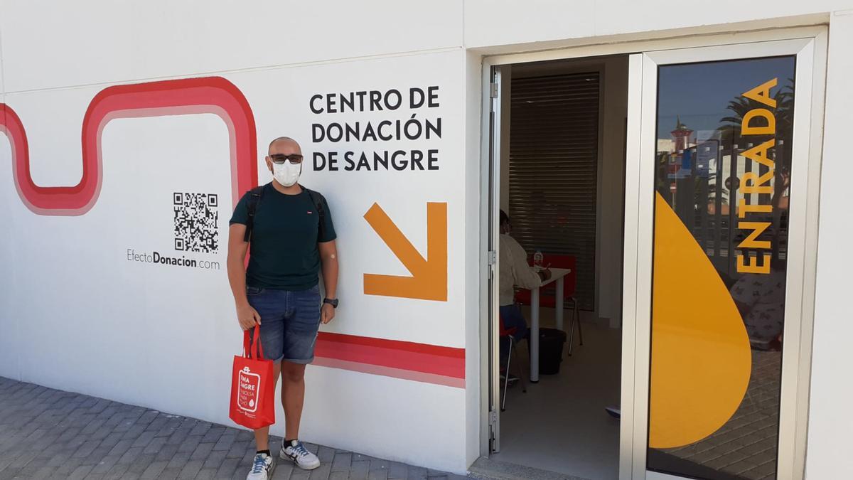 Donante de sangre del ICHH en el punto de donación de Vecindario.