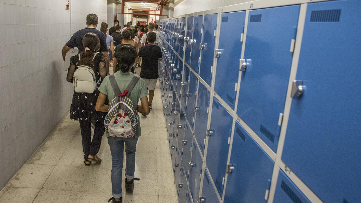 Alumnado de Secundaria accede a las aulas el primer día de curso el año pasado