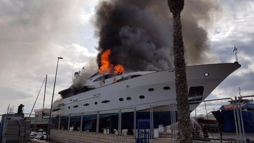 Diez intoxicados en el incendio de un yate en Alicante