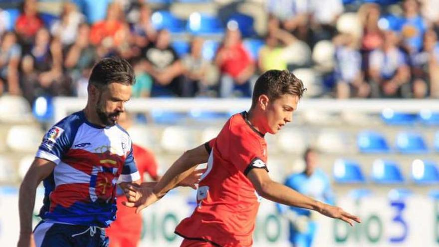 Óscar García conduce el balón ayer en Ponferrada.