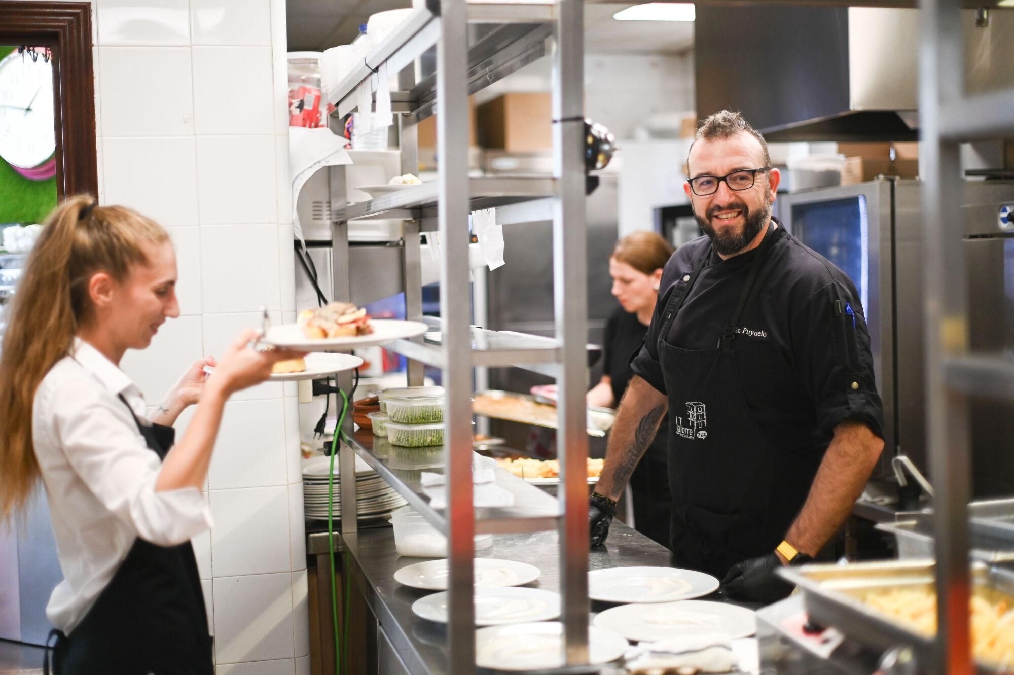 En imágenes | La Torre, el restaurante que triunfa en Malpica con 700 menús diarios y su famoso chuletón: "Viene gente de toda Zaragoza"