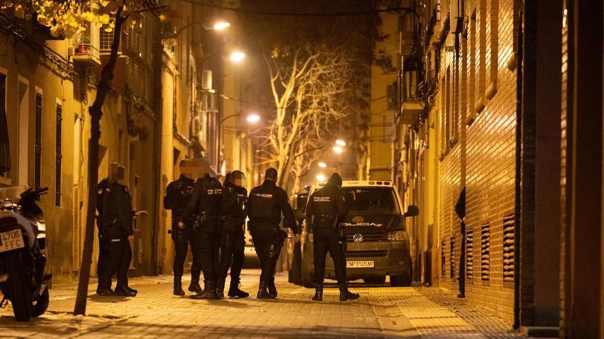 Imagen de archivo de un operativo de la Policía Nacional en el barrio de Las Delicias, uno de los distritos más castigados por los robos con violencia.
