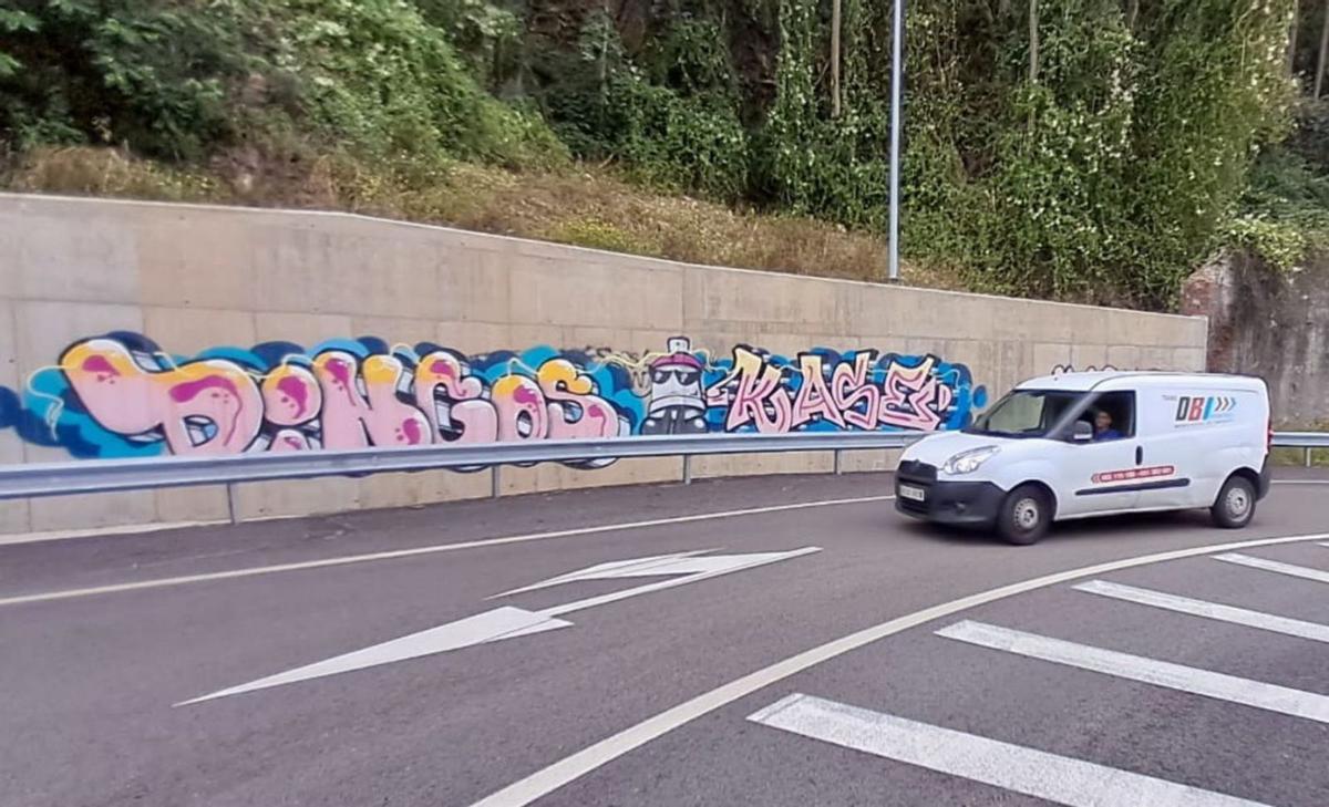 Una gran pintada en la rotonda de acceso al polígono de Fábrica de Mieres. | D. M.