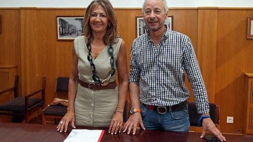 Marisa López, junto al alcalde en funciones, Juan Constenla. // Bernabé