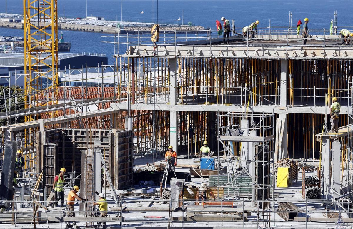 Obras de construcción de viviendas en Vigo.