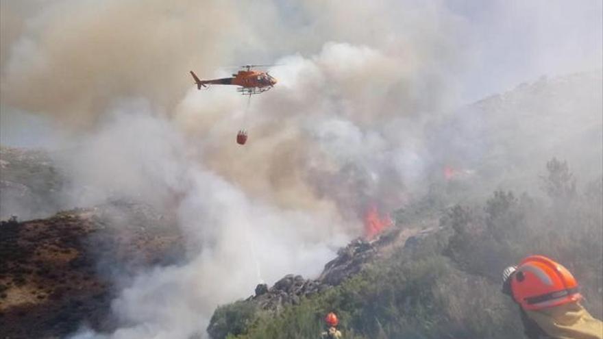 El fuego de Cabezuela del Valle, estabilizado pero aún no controlado