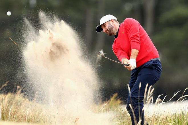 Dustin Johnson durante una ronda de práctica en el torneo Presidents Cup golf en Melbourne.