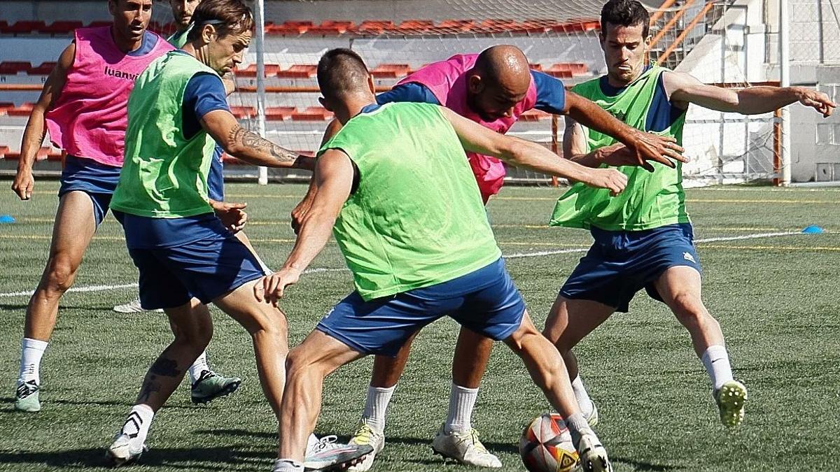 Jugadores del Atzeneta en un entrenamiento esta semana en el Regit.