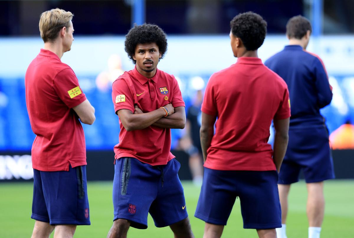 31 July 2026, United Kingdom, Birmingham: Barcelona's Karim Adeyemi (C) inspects the pitch prior to the start of a pre-season friendly soccer match between Birmingham City and Barcelona at St Andrew's @ Knighthead Park. Photo: Nigel French/PA Wire/dpa 31/07/2026 ONLY FOR USE IN SPAIN. Nigel French/PA Wire/dpa;soccer;football;sports;Pre Season Friendly - Birmingham City vs Barcelona