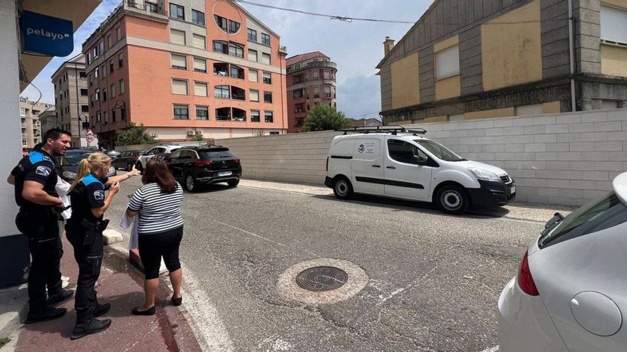 El ensanche de Longán se convierte en aparcamiento y la Policía de Cangas le pone freno