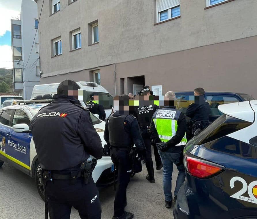 Galeria d'imatges: Els ocupes detinguts a Llançà després d'agredir i intentar atacar la policia