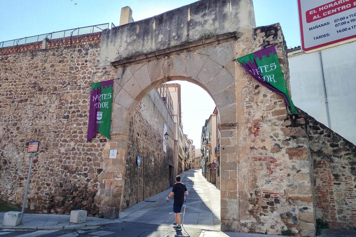 Decoración por el Martes Mayor de Plasencia, en uno de los accesos al centro.