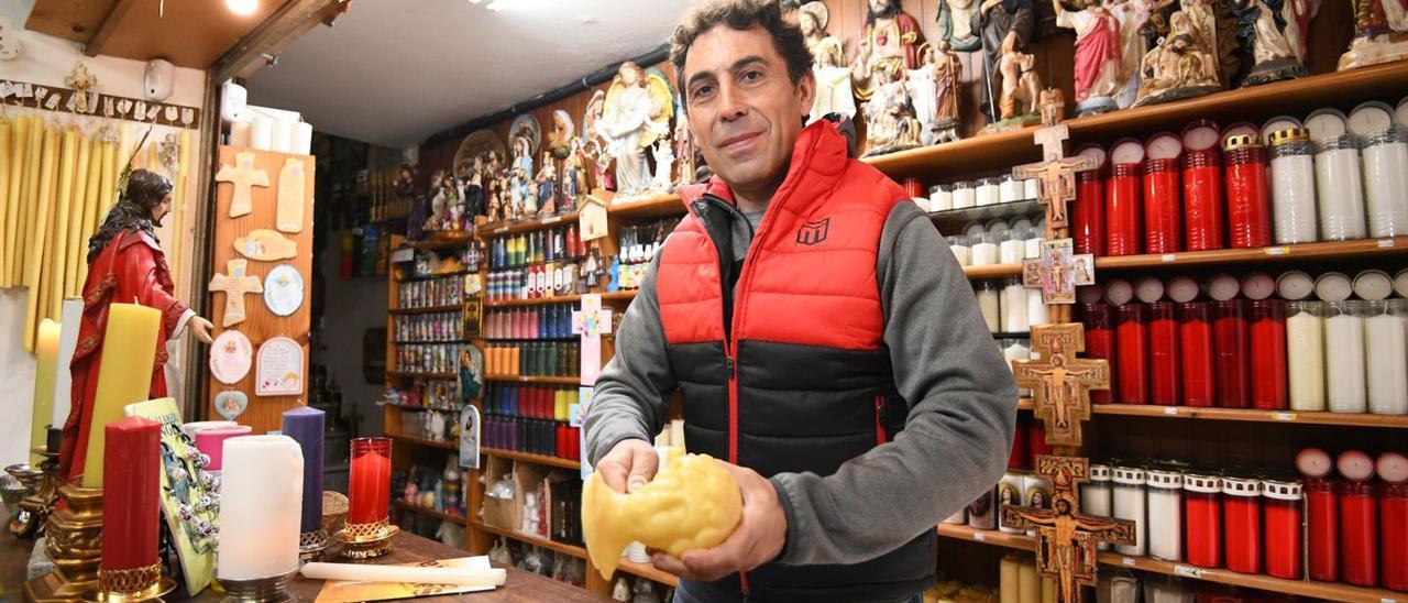 Joaquín Diéguez en la tienda de la calle San Román, en Pontevedra, donde además de velas vende tallas de santos y objetos relacionados con el culto religioso.