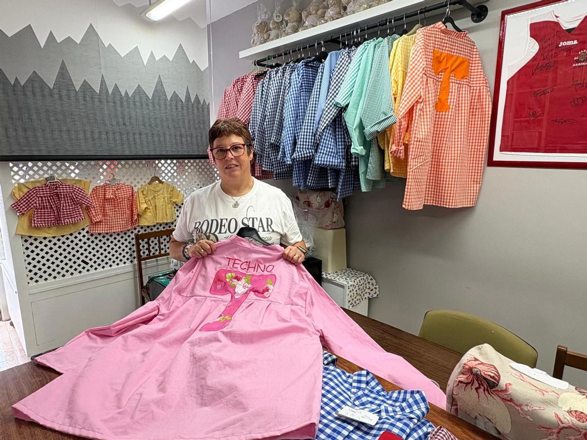 Carmen López en su tienda rodeada de chambrones.