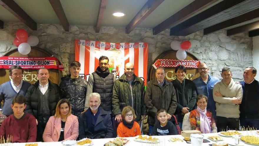 De pie, por la izquierda, Pedro Lobo, Cundi, Carlos Cordero, Álex Pérez, Jorge Álvarez, Quini, Pablo Díaz, Iván García, Moncho Bulnes y Javier Garaña. Sentados, Nel Concha, Lorena Sustacha, Redondo, Illán Díaz, Emilio Balmori y María Antonia Duarte.