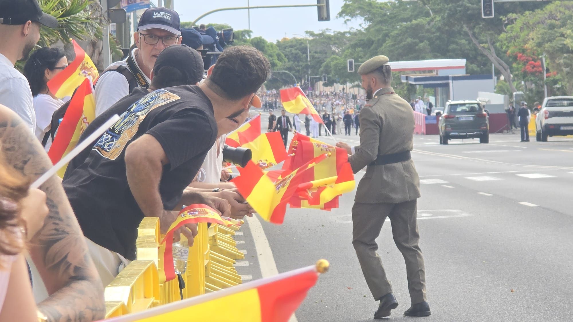 Reparto de banderas antes del acto por el Día de las Fuerzas Armadas