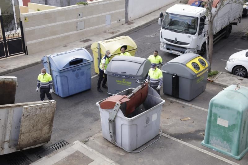 Limpieza contenedores en Santa Cruz sustitución de viejos por nuevos  | 16/03/2020 | Fotógrafo: Delia Padrón