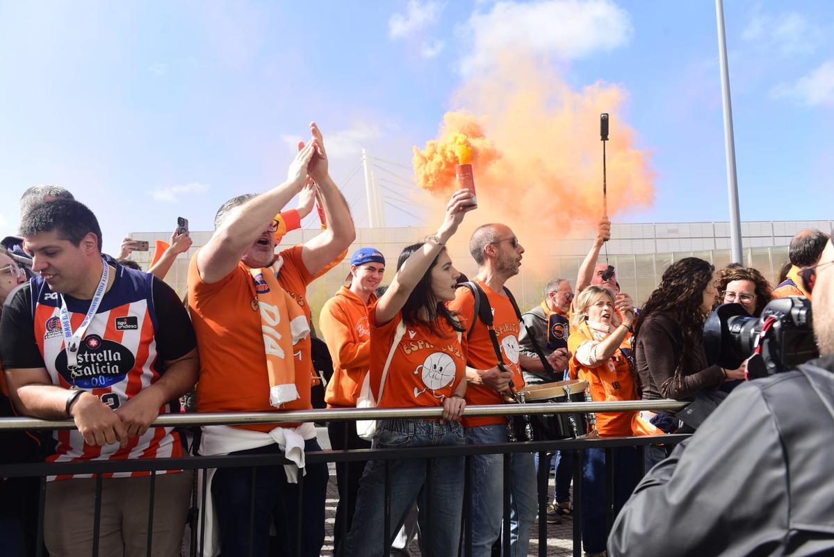 Llegada de los jugadores del Leyma al Coliseum antes del derbi frente al Obradoiro