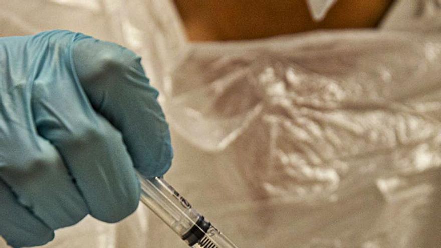 El Colegio de Médicos investiga a dos facultativos por hacer proselitismo contra la vacuna anticovid