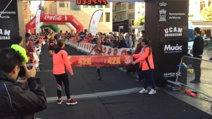 La ganadora de la Maratón de Murcia, María José Ivorra, llega a meta