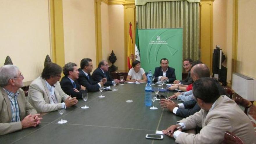 Reunión entre la Junta de Andalucía y la CEM.