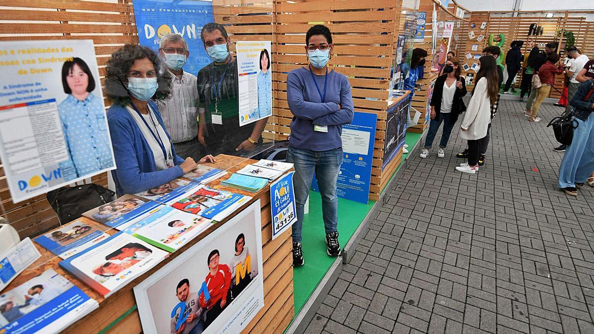 Stand de la asociación Down Pontevedra “Xuntos”, dentro de la feria PonteSán, instalada en la Praza de España. |   // G. SANTOS