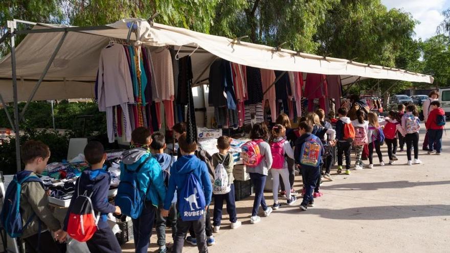 Los niños y niñas han disfrutado de la visita al mercado semanal de Sa Cabana.