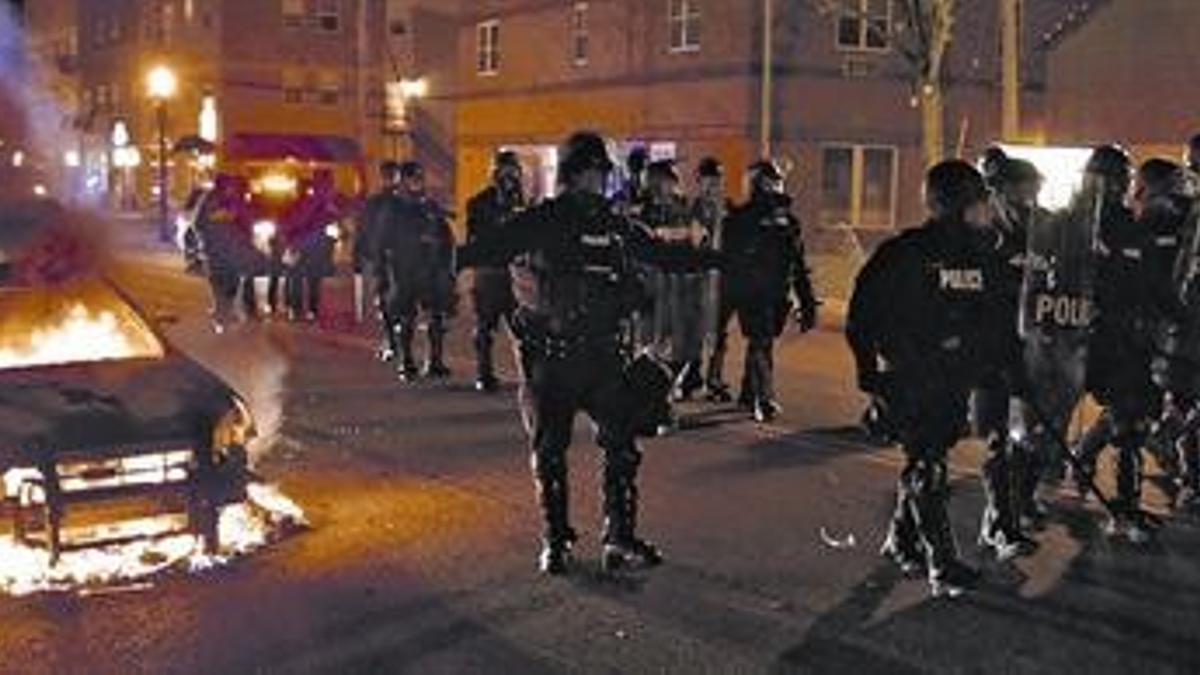 Policías antidisturbios en formación durante las protestas en Ferguson.