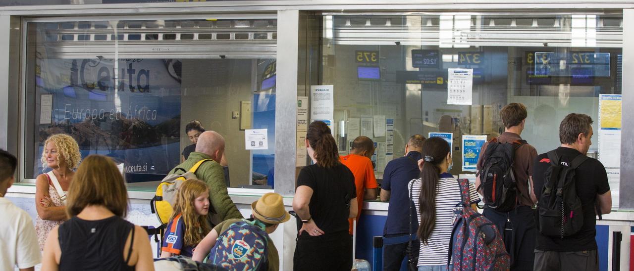 Mostrador de Ryanair donde hay colas de personas que preguntan por su vuelo en la Terminal 3 del aeropuerto de Málaga