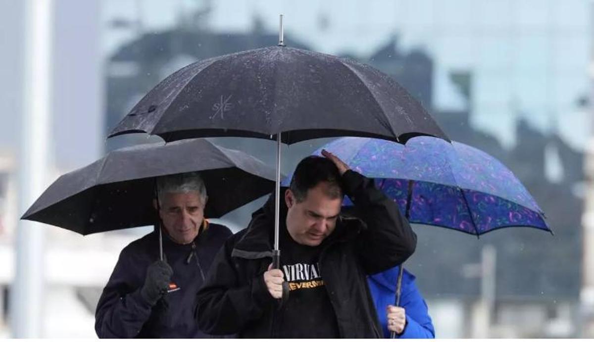 Tres persones amb paraigua