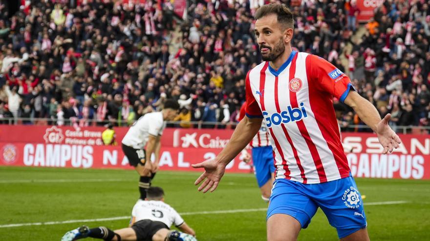 Stuani celebra el segundo
gol que suponía la 
remontada.  david borrat/efe 