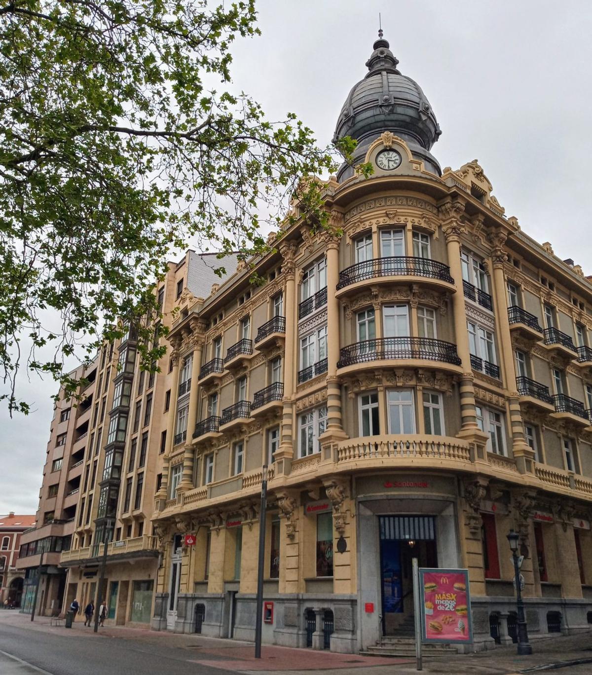 Edificio del antiguo «Gran Hotel», en la calle Emile Robín. | MAIA ROZADA
