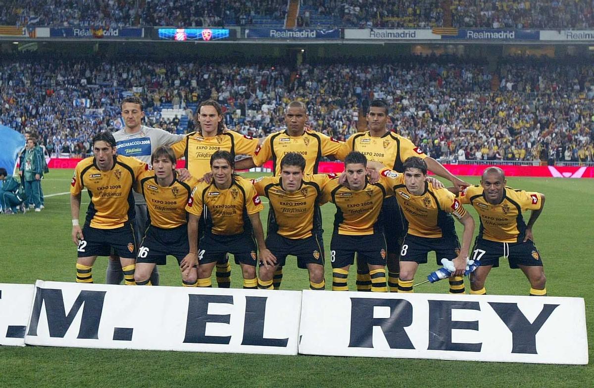 El once de la final de la Copa del Rey con Delio Toledo (arriba) y Zapater (agachado) en 2006 ante el Espanyol.