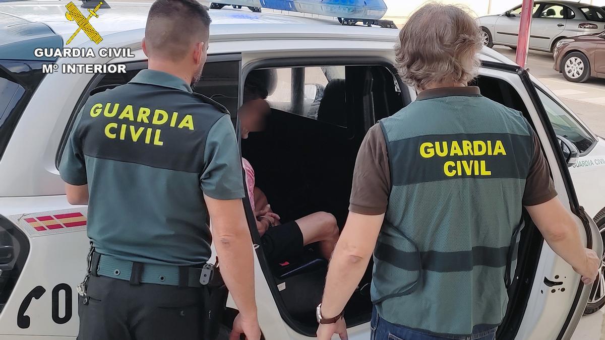 Imagen del detenido, trasladado en un coche de la Guardia Civil