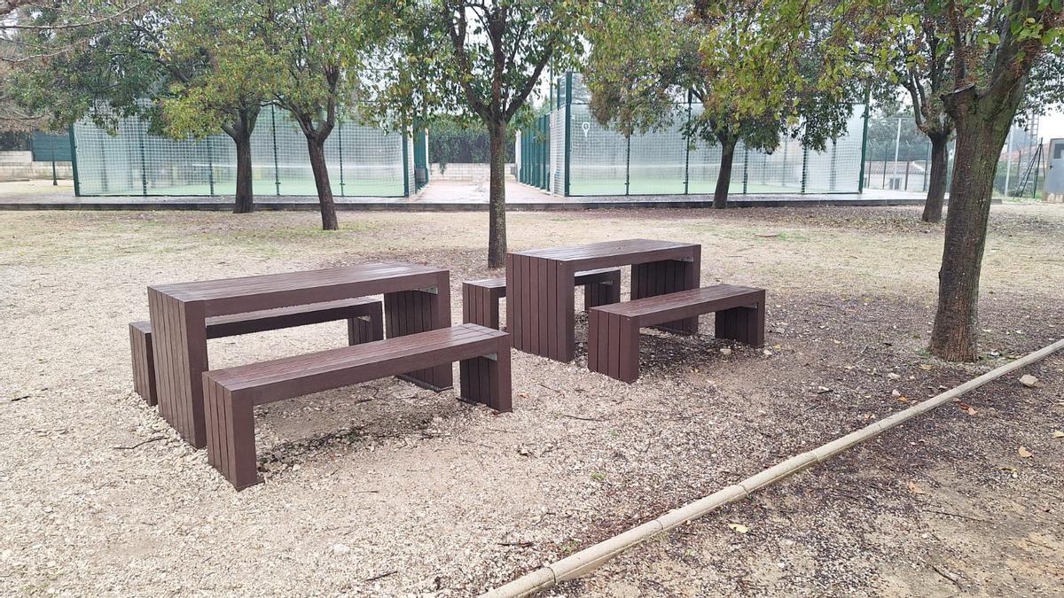 Mesas y bancos instalados en el polideportivo de Ontinyent.