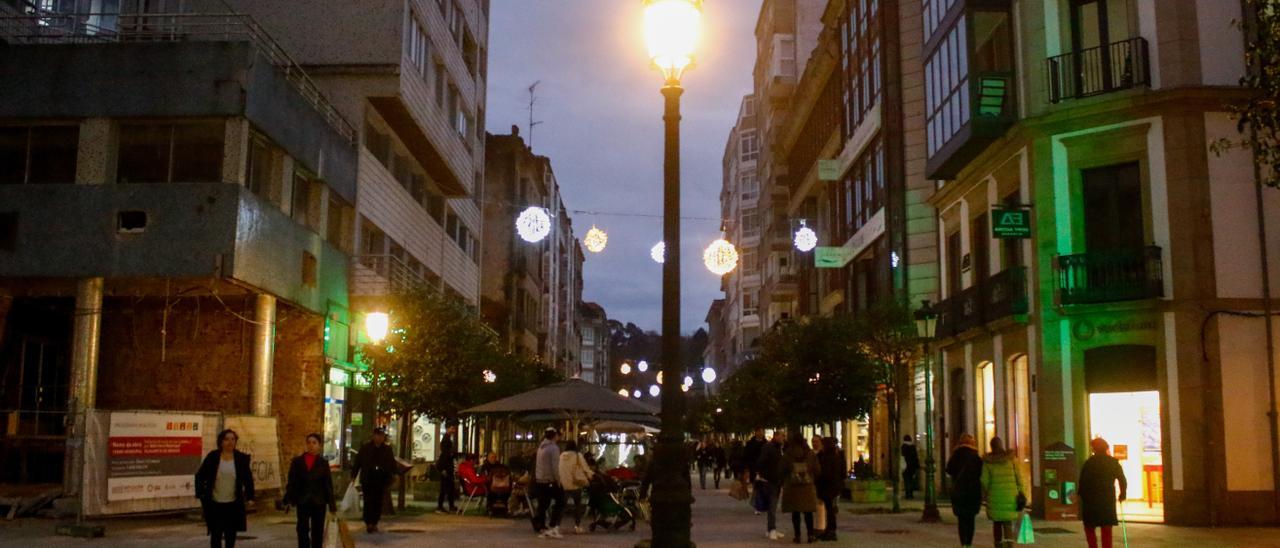 Una farola del alumbrado público, en Castelao, que figura en la relación de calles en las que se colocarán lámparas led.