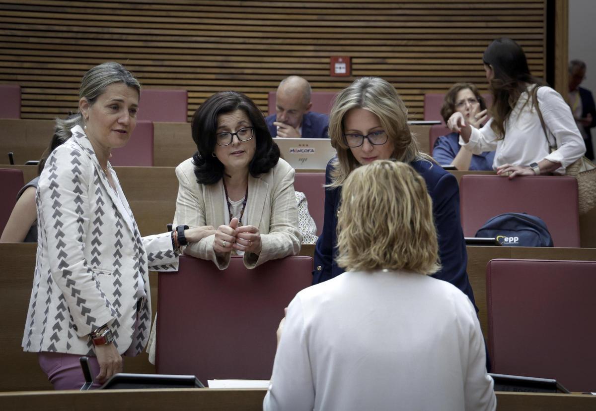 Elena Bastidas, Nieves Martínez y Laura Chulià hablan durante un pleno de las Corts.