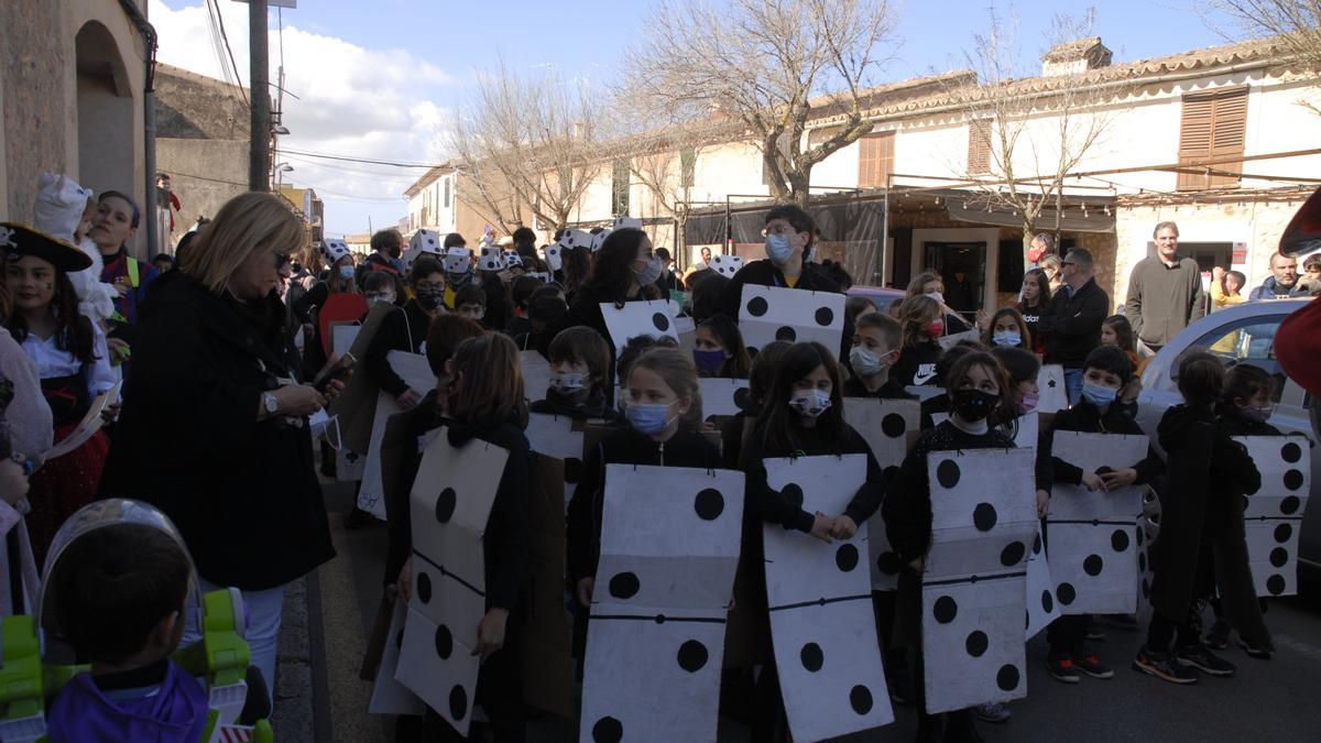 Una comparsa disfrazada de fichas de dominó, hoy en Pòrtol.