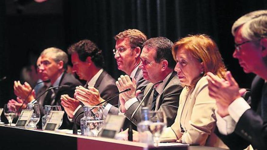 De izquierda a derecha: Pablo Juncedo, Francisco Conde, Jesús Alonso Escurís, Alberto Núñez Feijóo, Abel Caballero, María Luisa Poncela y Juan Vieites, durante el acto de inauguración del simposio.