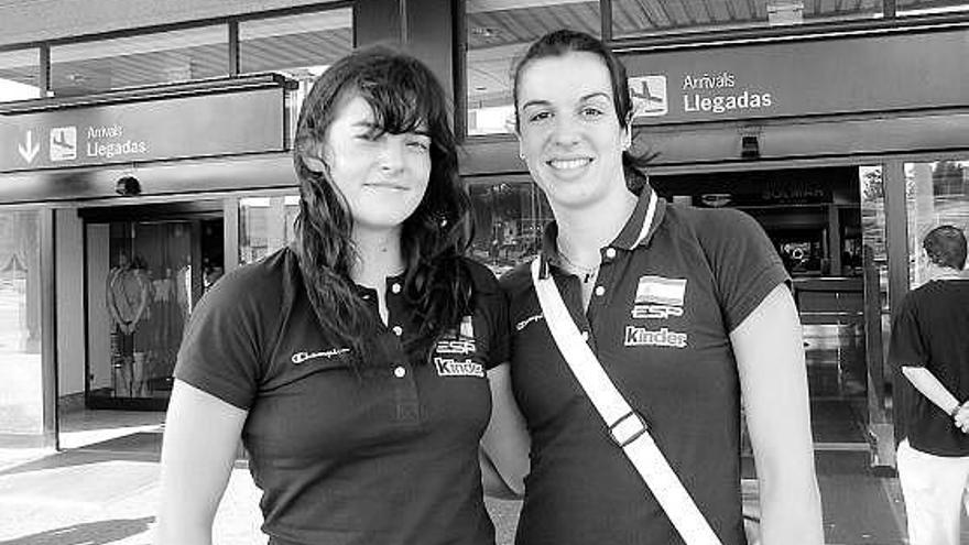 Mireya Delgado y Lucía Paraja, en el aeropuerto antes de partir para el Europeo.