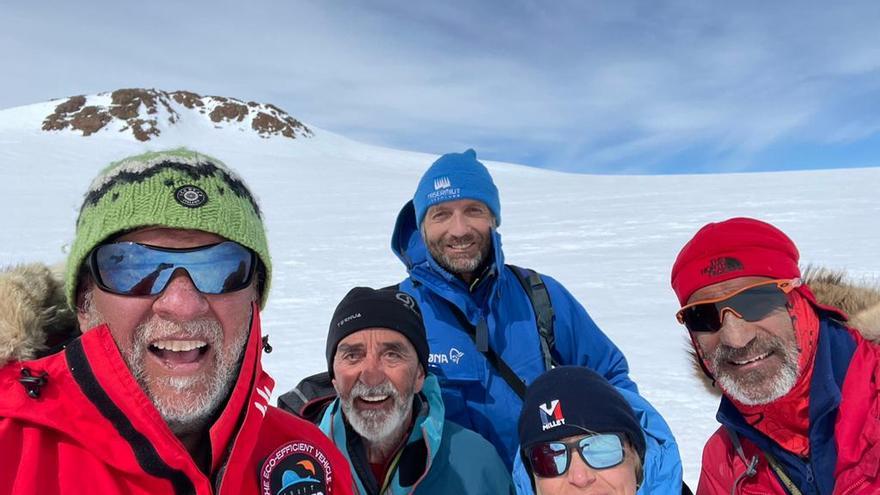 Los miembros de la expedición, con el nuevo &#039;nunataq&#039; al fondo.