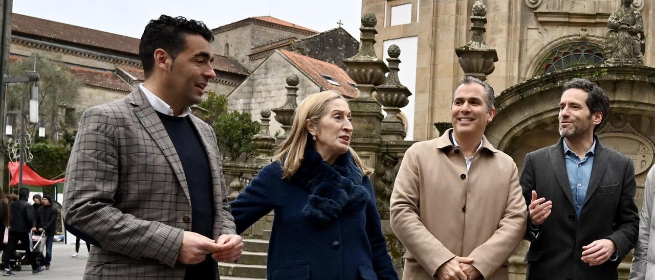 Ana Pastor, junto a Domínguez, ambos en el centro, en una reciente visita a Pontevedra de Borja Sémper, junto al presidente provincial Luis López