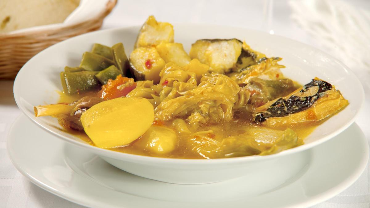 Para elaborar el “Bollitori” se deben poner en una olla la col troceada, las cebollas, las ñoras o pimientos sin las semillas, el agua y el aceite.