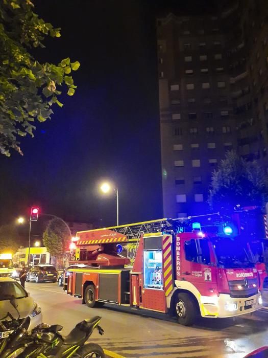 Un incendio obliga a desalojar el edificio La Estrella, en el barrio gijonés de El Natahoyo