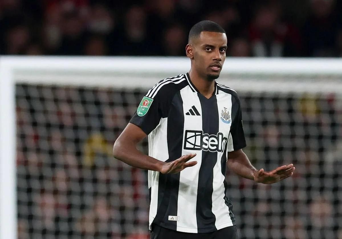Alexander Isak en la final de la Carabao Cup