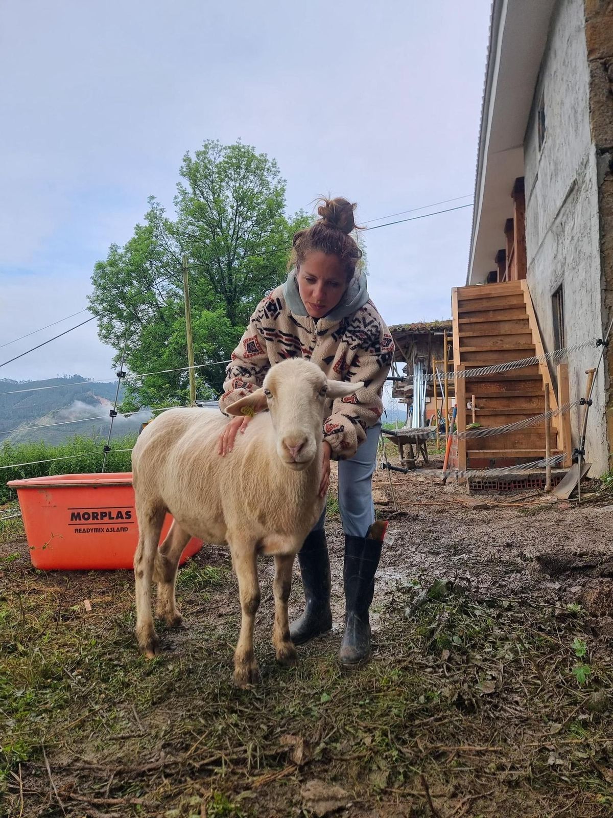 Soraya Ronco con uno de los animales del santuario.