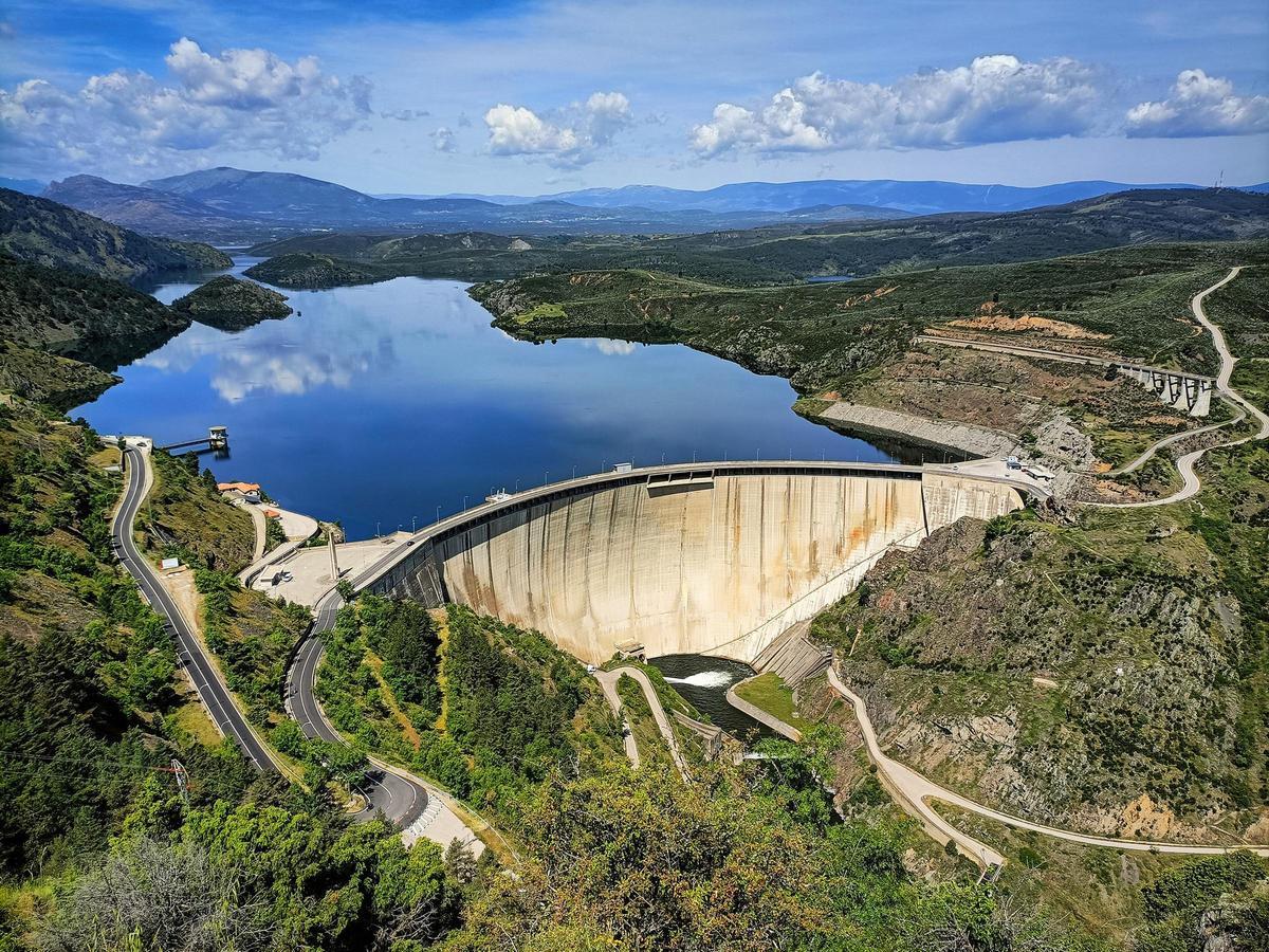 Archivo - Vista del embalse y presa del Atazar