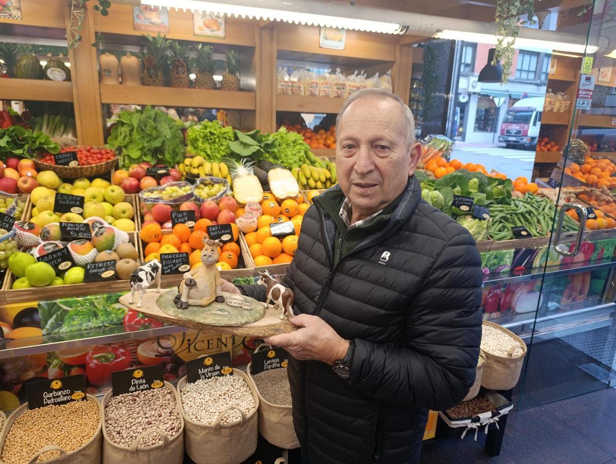 Vicente Sánchez muestra la figura que lo reconoce como el carnicero más antiguo de la IGP Asturiana.