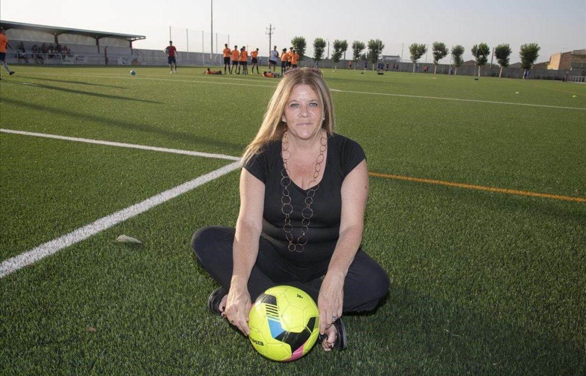 Teresa Sarradell, en el campo del Linyola. Fue la primera entrenadora oficial de fútbol en España.
